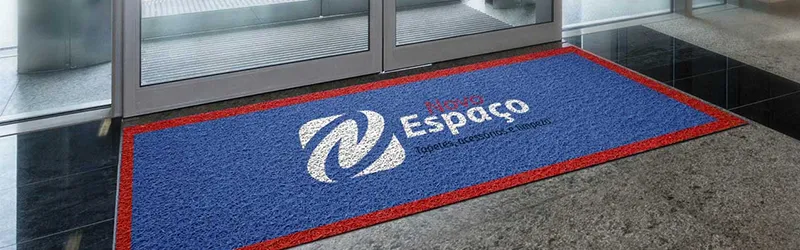 No momento você está vendo Vantagens em utilizar Capachos e Tapetes de Vinil Personalizados na entrada da sua Empresa ou Escritório.